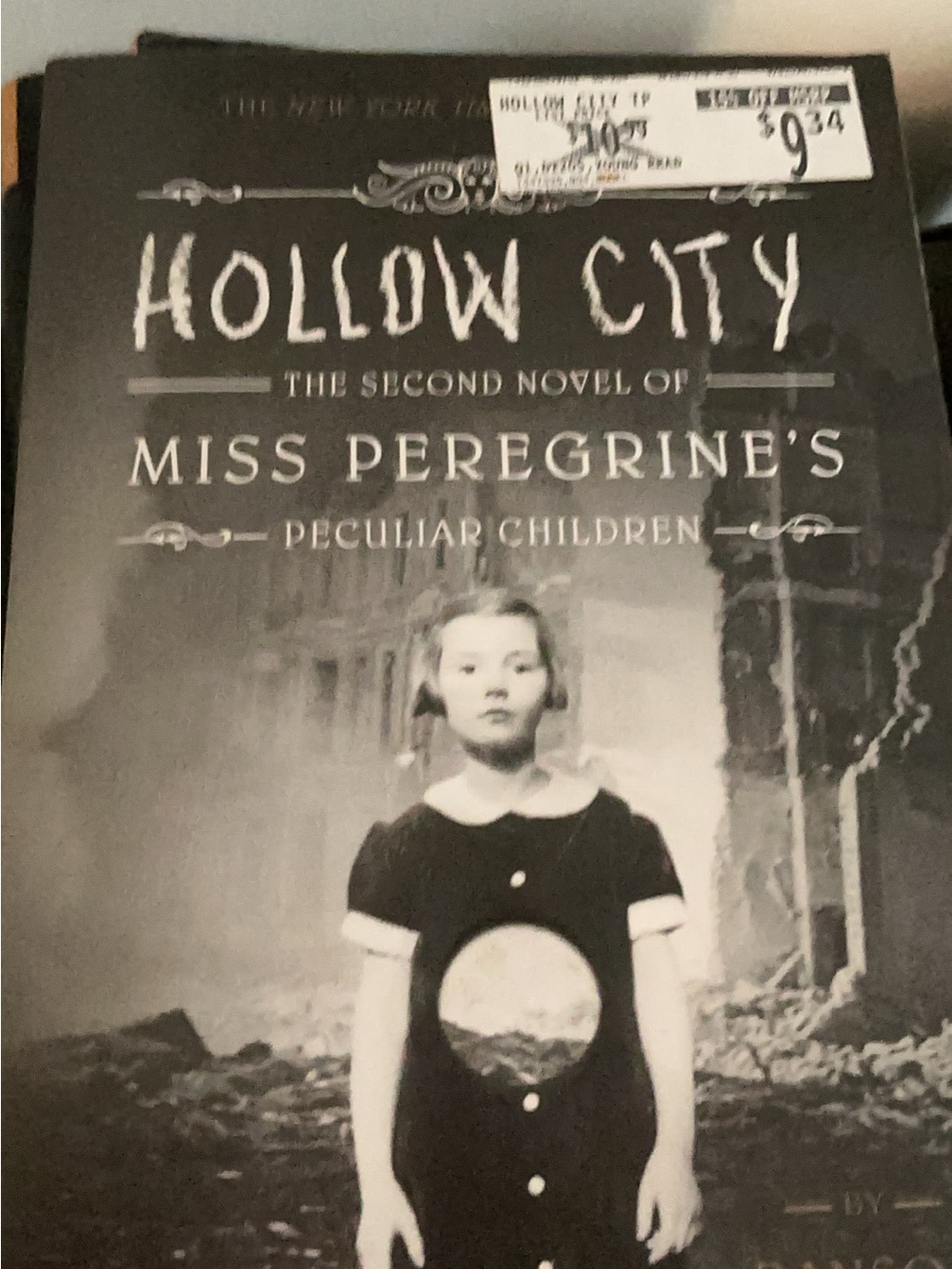 Hollow City — Miss Peregrine's Peculiar Children (Black & White Cover)